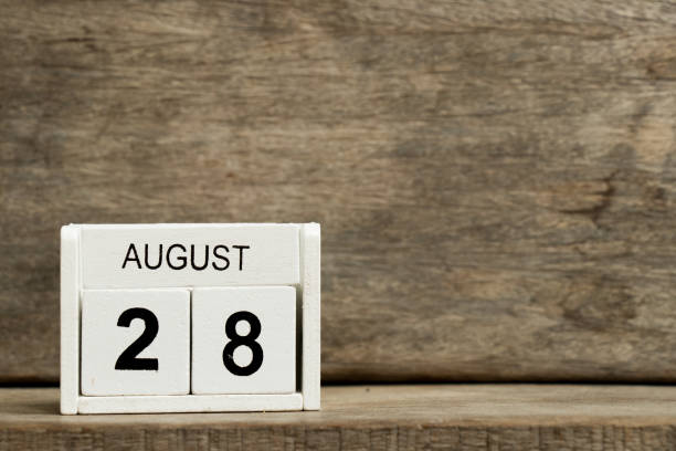 белый блок календарь настоящей даты 28 и месяц августа на лесном фоне - national holiday celebration event party calendar стоковые фото и изображения