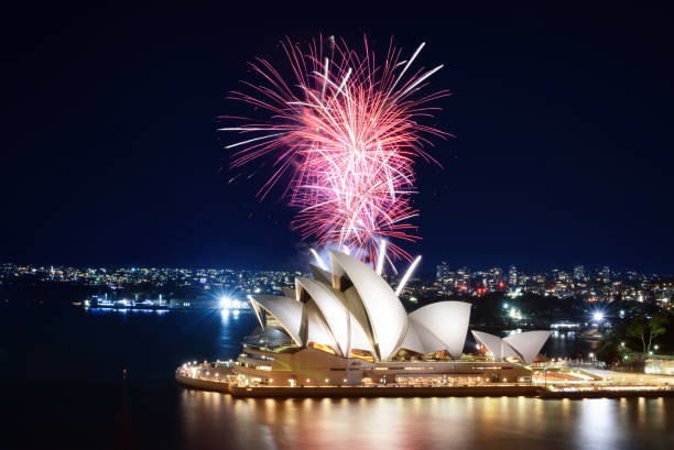 série de fogos de artifício-de-rosa, criando uma bela exibição sobre o sydney opera house e porto - sydney australia sydney opera house australia sydney harbor - fotografias e filmes do acervo