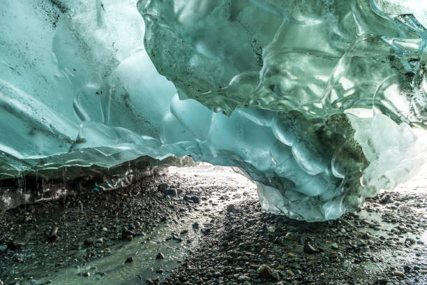 corriente de agua a través de una cueva de hielo en el glaciar de mendenhall - glaciar de mendenhall fotografías e imágenes de stock