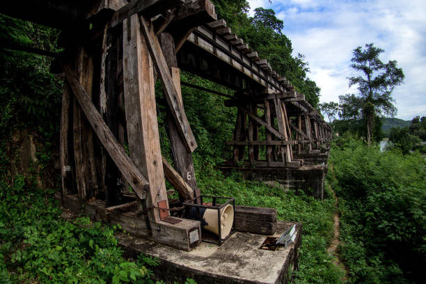 un pont de chemin de fer rivière kwai en chemin de fer de la mort. cet itinéraire a été construit par le captif pendant la seconde guerre mondiale. il y avait beaucoup de captifs sont morts lors de la construction. - asia kanchanaburi province lake nature photos et images de collection