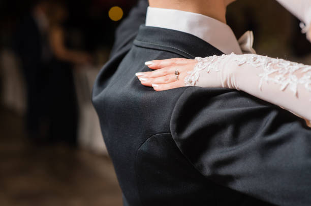 mulher põe a mão no ombro do homem durante a dança - glove formal glove white wedding - fotografias e filmes do acervo