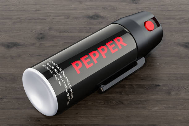 pepper spray en la mesa de madera, render 3d - pulverizador de pimienta fotografías e imágenes de stock