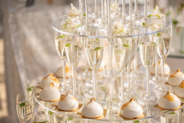 シャンパンとケーキ結婚式のパーティーのメガネからピラミッドします。 - wedding champagne table wedding reception ストックフォトと画像