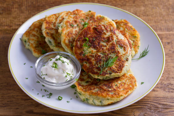 kräuter und käse kartoffelpüree kartoffelpuffer. kartoffel-pfannkuchen. gemüse-pfannkuchen - hash brown stock-fotos und bilder