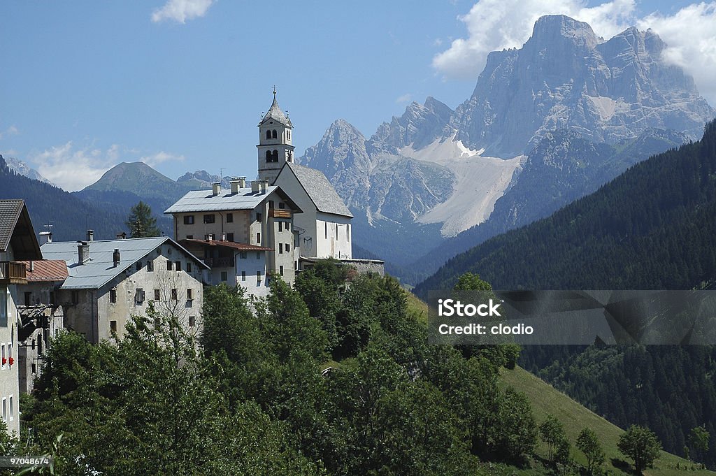 Passo de Santa Lucia paisagem, Montanhas Dolomitas - Royalty-free Aldeia Foto de stock