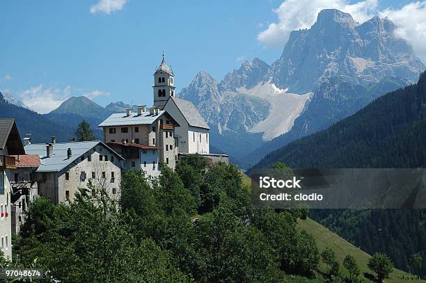 Passo De Santa Lucia Paisagem Montanhas Dolomitas - Fotografias de stock e mais imagens de Aldeia - Aldeia, Alpes Europeus, Antigo