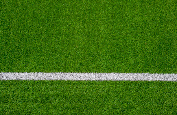 foto de un verde cesped cancha deportiva con línea blanca de tiro desde arriba. - american football football season white fotografías e imágenes de stock