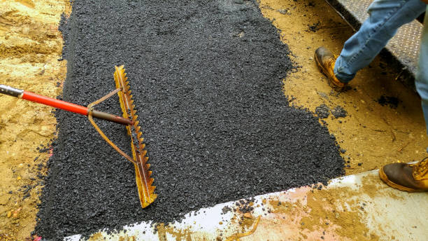istock Team pave the roadway Worker on Asphalting paver 970492866