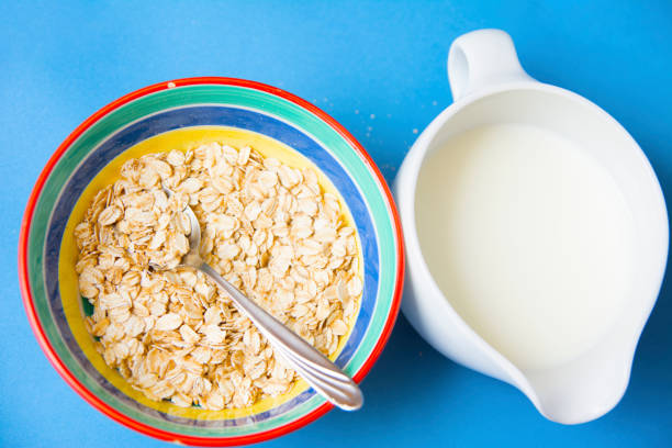 leche y cereales para el desayuno - gold carbohydrate food food and drink fotografías e imágenes de stock