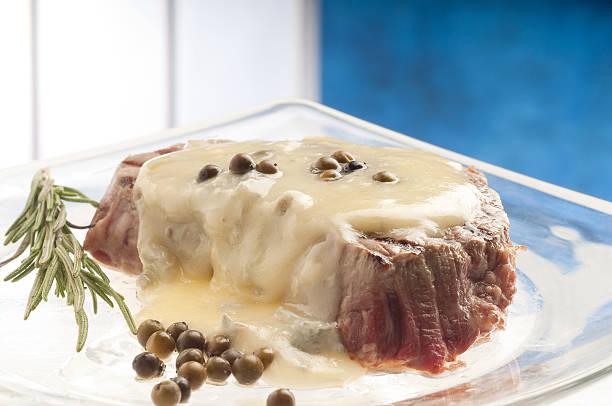 filete de lombo com molho roquefort - meat steak filet mignon sirloin steak imagens e fotografias de stock