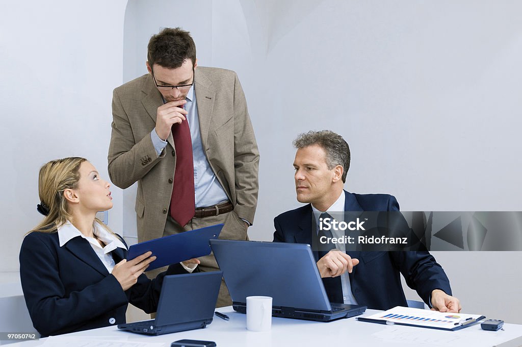 Reunión de negocios en la oficina - Foto de stock de Adulto libre de derechos