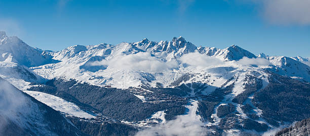 vue sur le panorama de courchevel, - val thorens white snow winter photos et images de collection