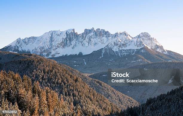 Dolomiti Di Latemar E Le Lussureggianti Foreste - Fotografie stock e altre immagini di Alberato - Alberato, Alpi, Alto Adige