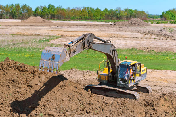 les travaux de pelle comme un seau, terrassement en l’espèce, l’excavateur creuse le sol - évolution de lespèce photos et images de collection