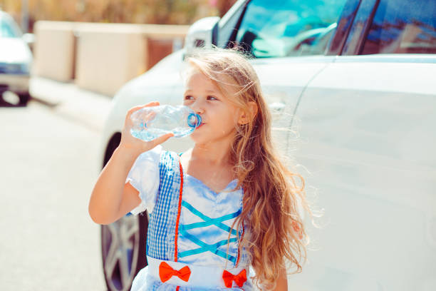 ragazza in abito acqua potabile per strada - princess diet foto e immagini stock