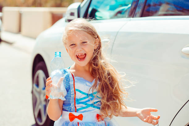 bambina giocosa con bottiglia d'acqua - princess diet foto e immagini stock