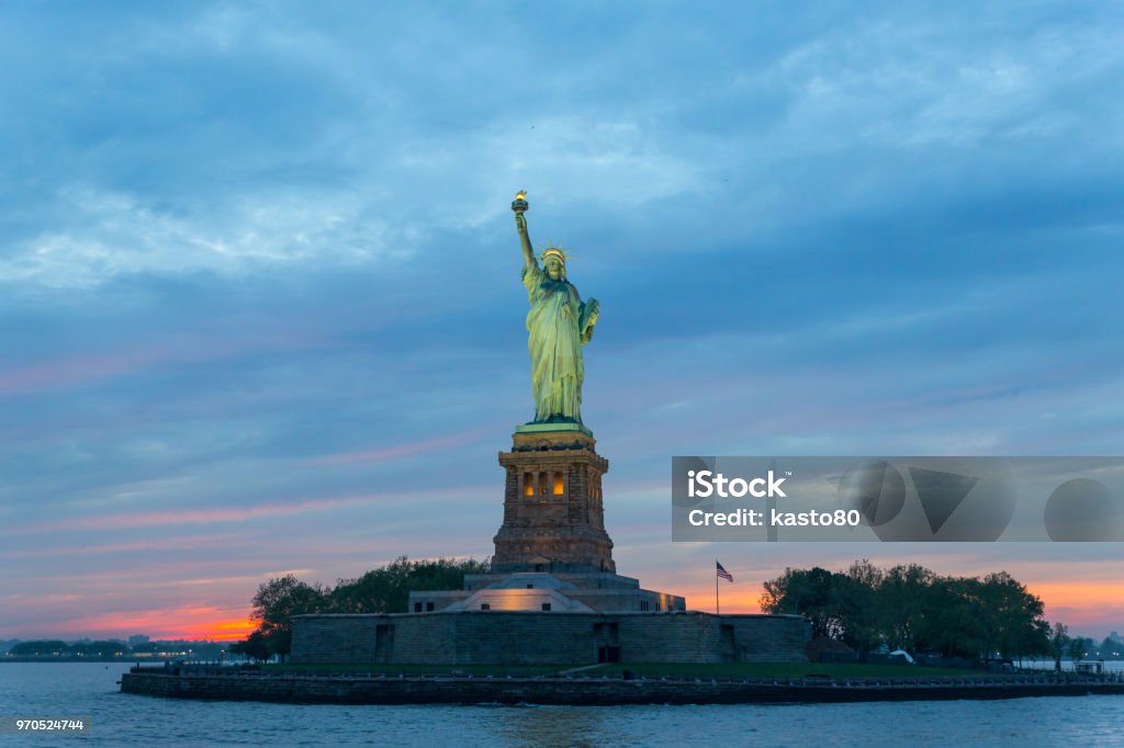 Freiheitsstatue in der Abenddämmerung, New York City, USA - Lizenzfrei Freiheitsstatue Stock-Foto