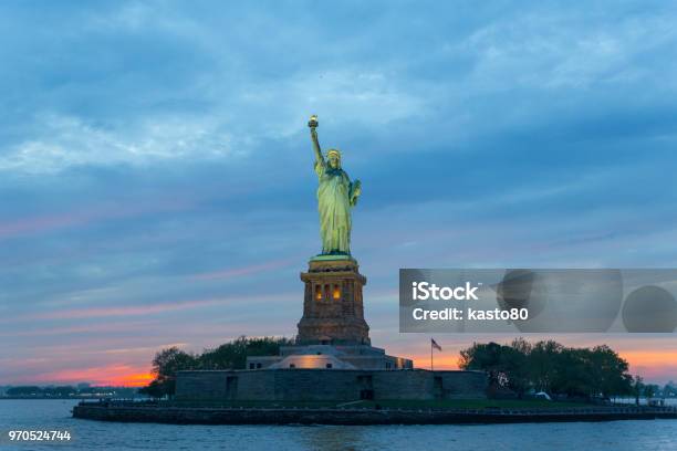 Freiheitsstatue In Der Abenddämmerung New York City Usa Stockfoto und mehr Bilder von Freiheitsstatue