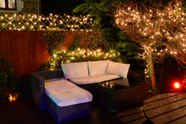 oświetlone ogrodowe siedzenia i fairy lights - formal garden ornamental garden lighting equipment night zdjęcia i obrazy z banku zdjęć