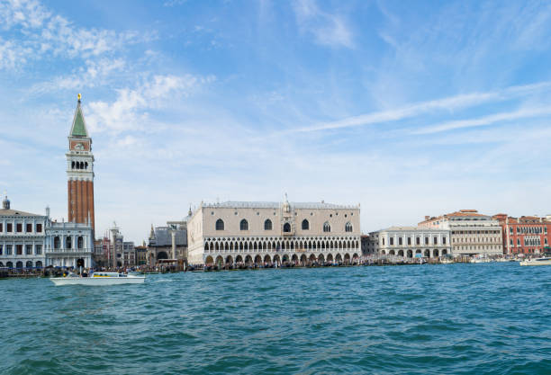 сан-марко, дворец дого в венеции, италия - st marks square стоковые фото и изображения