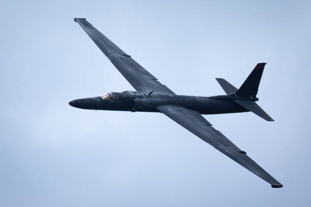 cerrar vista de una señora del dragón u-2 raro acercarse (y su piloto en un traje espacial). - military reconnaissance airplane fotografías e imágenes de stock