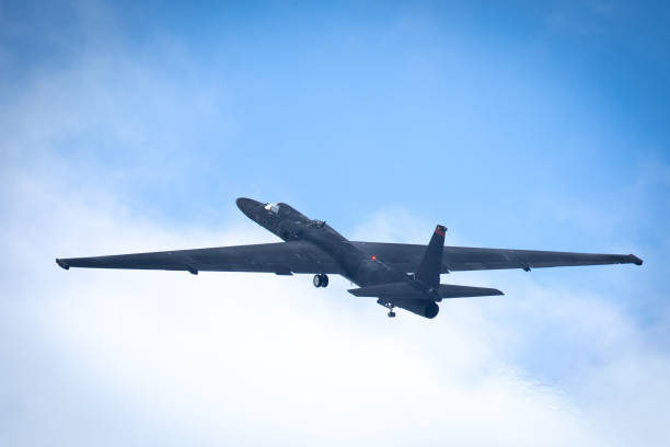 señora del dragón u-2 subiendo, contra el cielo nublado - military reconnaissance airplane fotografías e imágenes de stock