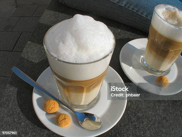 Latte Macchiato - Fotografie stock e altre immagini di Bevanda spumosa - Bevanda spumosa, Bicchiere, Veduta dall'alto