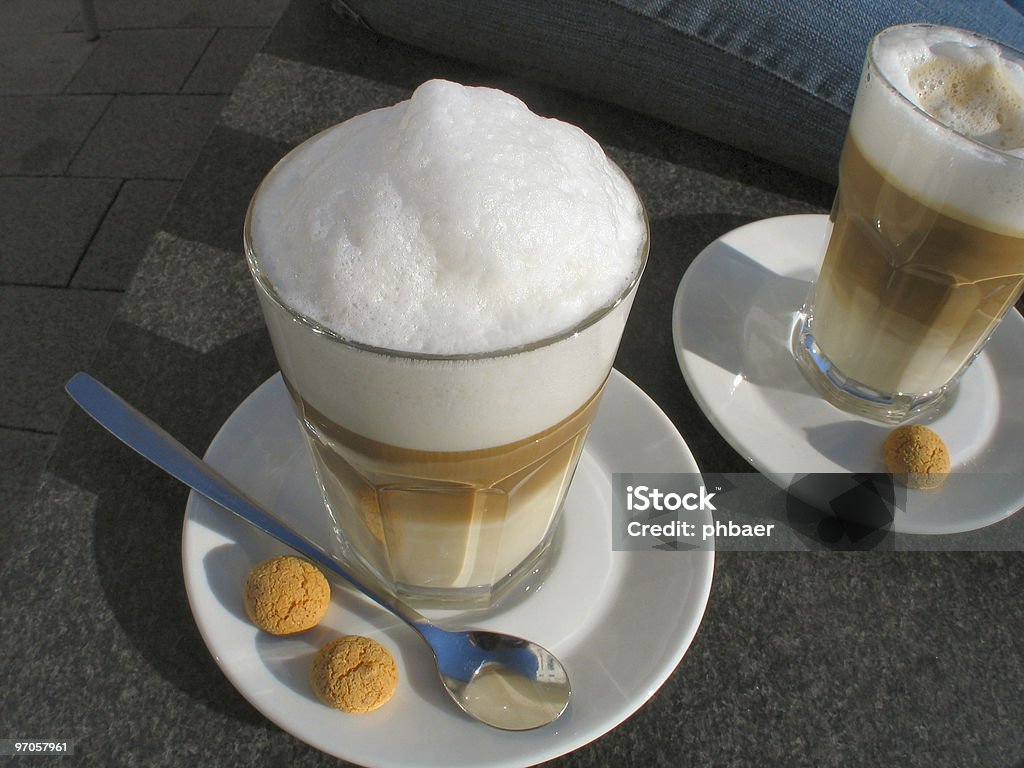 Latte macchiato - Zbiór zdjęć royalty-free (Kieliszek)