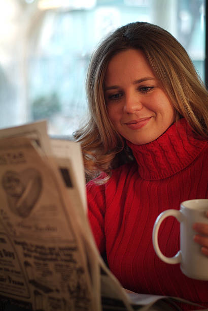 女性の読書新聞、コーヒー ストックフォト