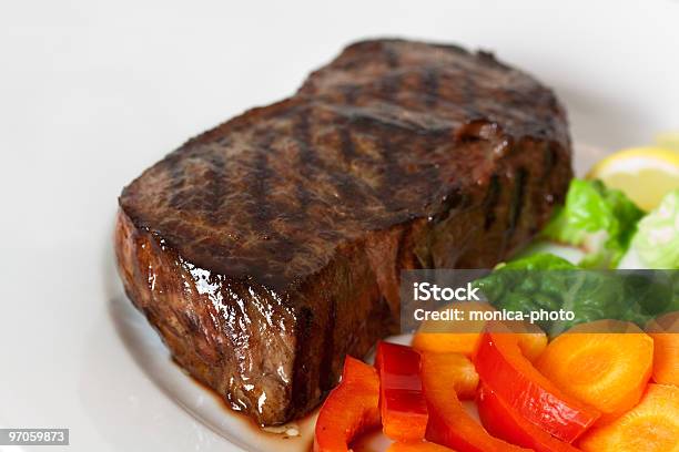 Foto de New York Steak Cenoura Pimentão E Salada Verde Sobre A Mesa e mais fotos de stock de Alimentação Não-saudável