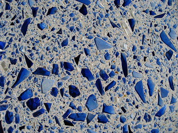 Reciclar cemento con azulejos de vidrio - foto de stock