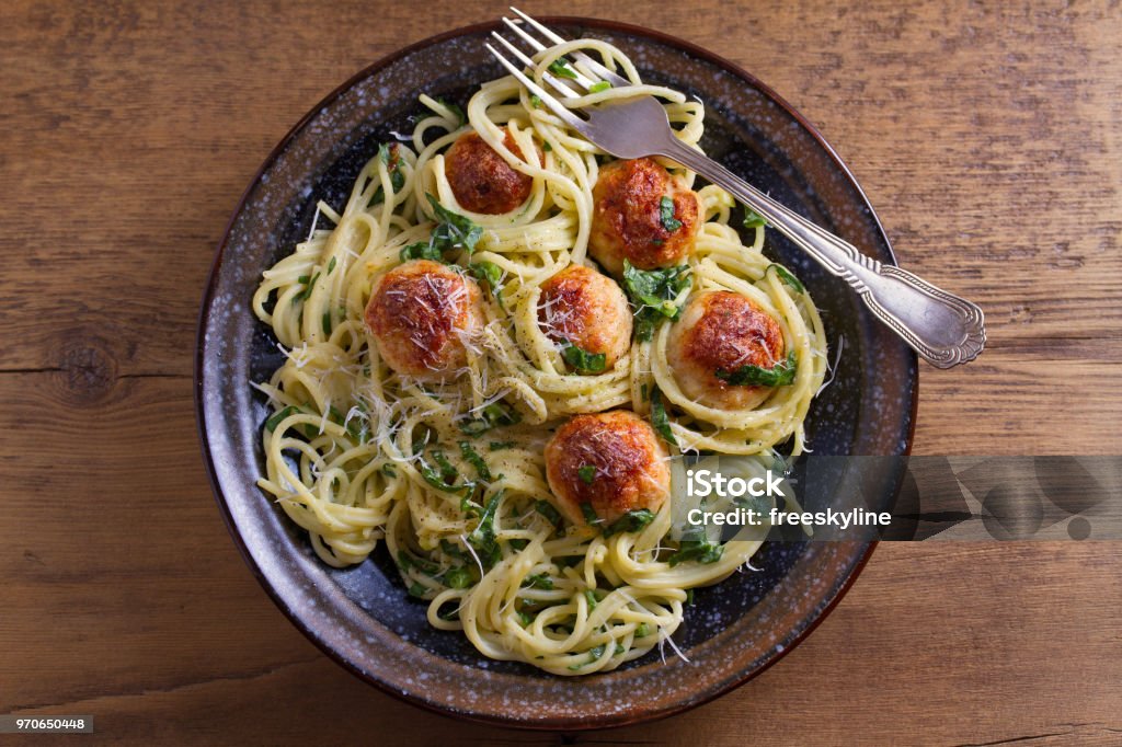 Spaghetti mit Spinat und Hähnchen Frikadellen. Pasta mit Hackbällchen - Lizenzfrei Fleischbällchen Stock-Foto