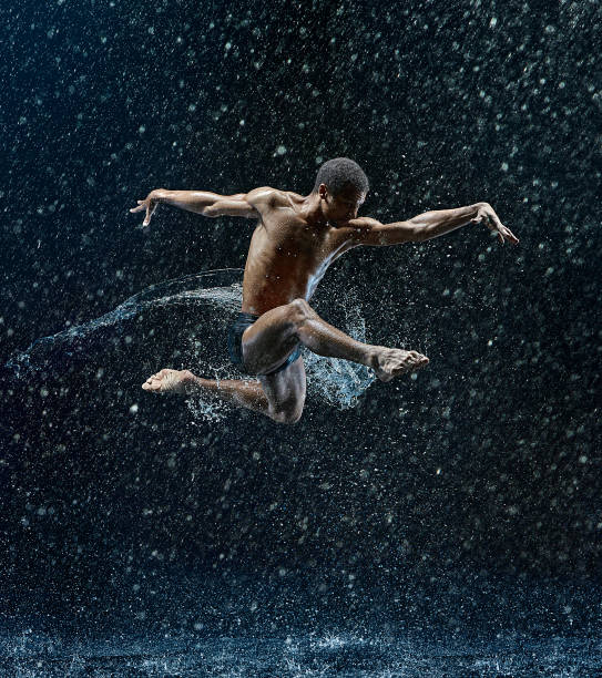 bailarín de ballet clásico atlético con agua - contemporary ballet fotografías e imágenes de stock