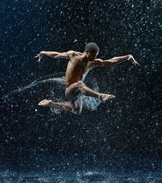 спортивная балерина, выступая с водой - contemporary ballet стоковые фото и изображения