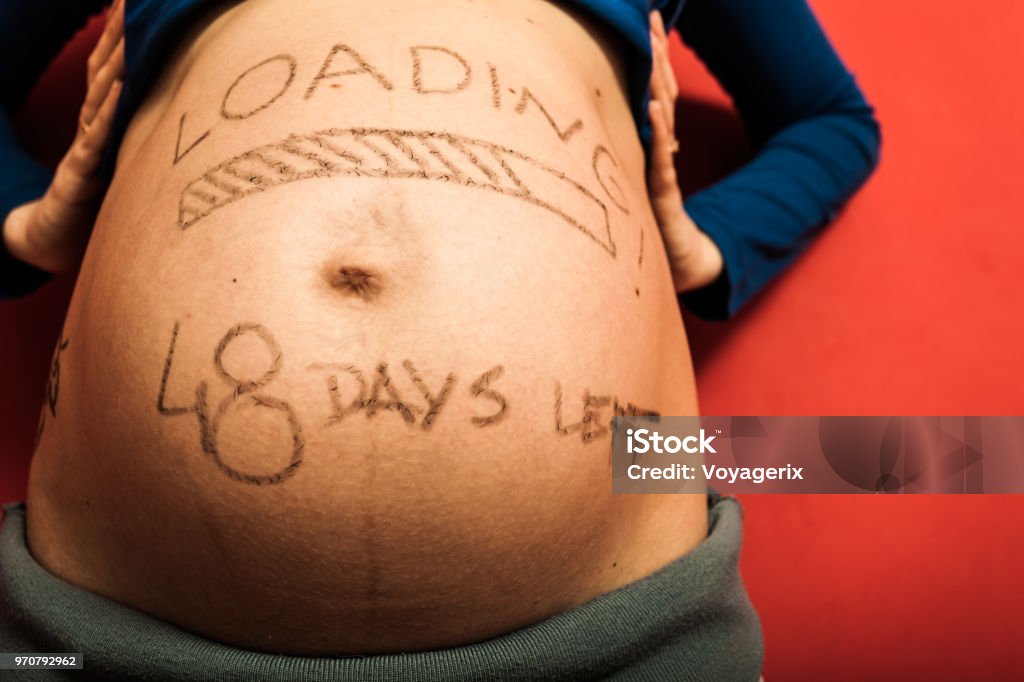  Vientre De Mujer Embarazada Con Dibujos Foto de stock y más banco de imágenes de Abdomen - Adulto, Anticipación, Bebé - Edad humana - iStock