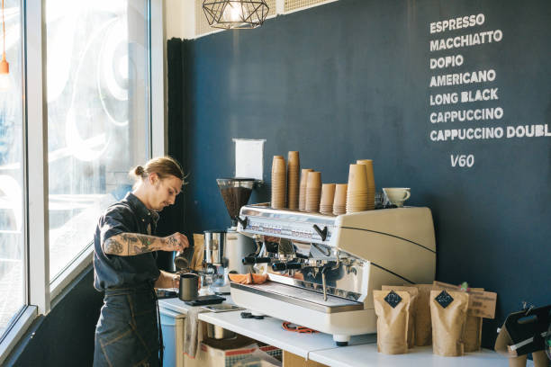 barista brewing coffee with coffee machine - pouring coffee liquid coffee bean imagens e fotografias de stock