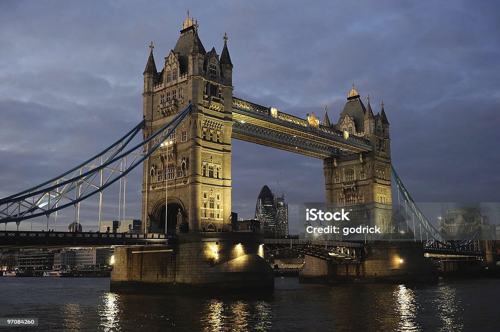 タワーブリッジ、ロンドン、イングランド、英国、欧州、照明付きの夕暮れ - つり橋のロイヤリティフリーストックフォト