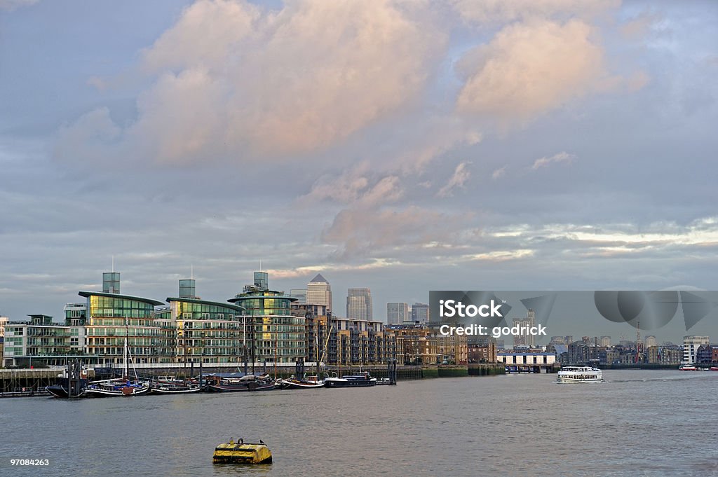 Luxo Tamisa riverside desenvolvimento, Wapping, East End, Londres, Inglaterra, Reino Unido - Royalty-free Anoitecer Foto de stock