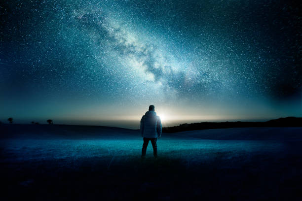 milchstraße galaxie nacht zeit landschaft - raum eine person dunkelheit stehen gegenlicht stock-fotos und bilder
