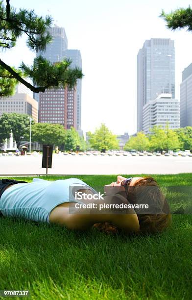 若い女性の都市公園でリラックス - 1人のストックフォトや画像を多数ご用意 - 1人, まぶしい, カラー画像