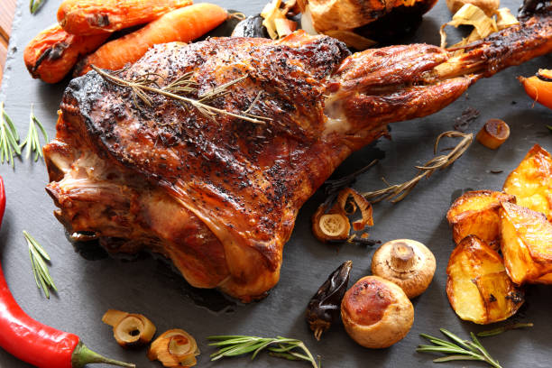 roast leg of lamb - cordeiro carne imagens e fotografias de stock