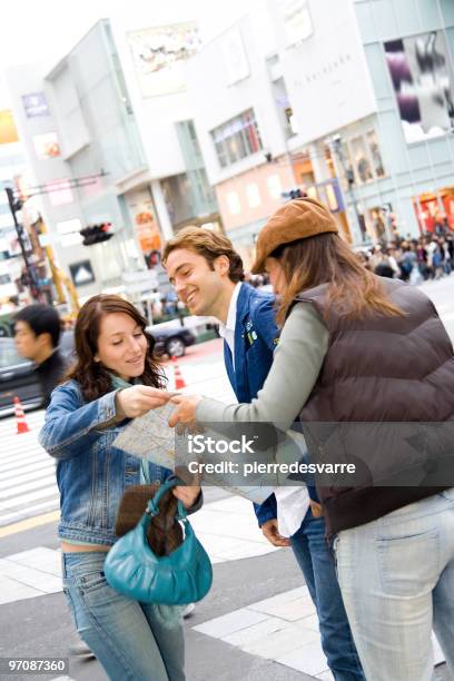 Amici Cercando Le Indicazioni - Fotografie stock e altre immagini di Abbigliamento - Abbigliamento, Abbigliamento casual, Adulto