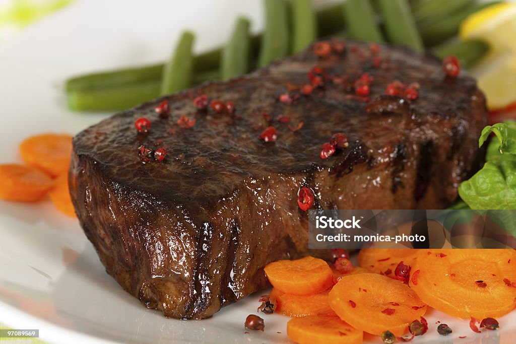 Нью-Йоркская Steak- Зеленой фасоли, морковь, перец, салат над пластиной - Стоковые фото Барбекю роялти-фри