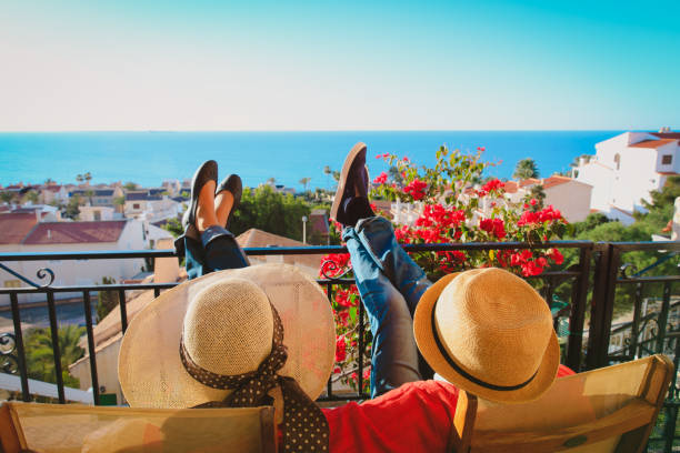 gelukkige paar ontspannen op balkon terras - spanje stockfoto's en -beelden