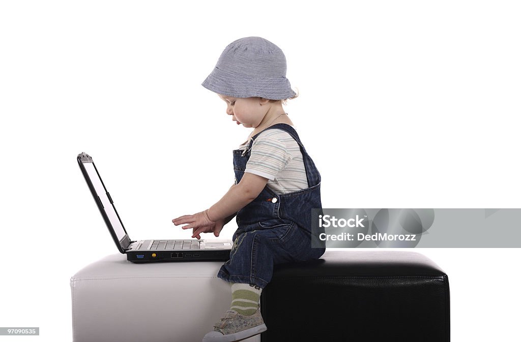 Poco niño con una computadora portátil - Foto de stock de Abierto libre de derechos