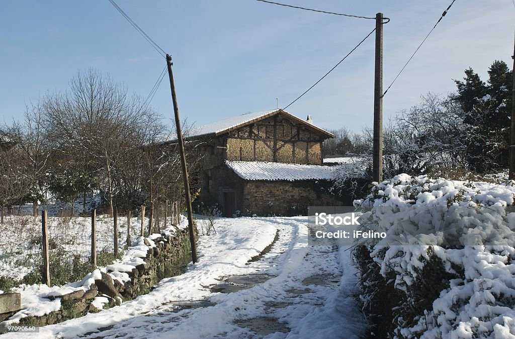 Vasco casa rural en invierno - Foto de stock de Aire libre libre de derechos