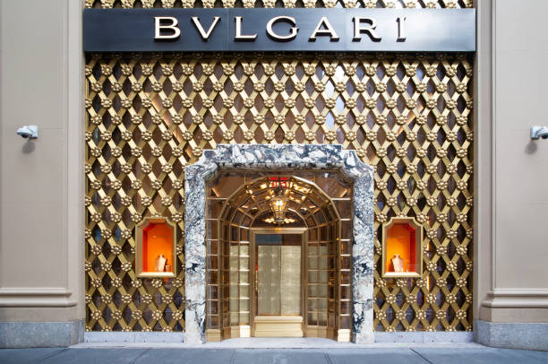 bulgari store in central manhattan - bulgari imagens e fotografias de stock