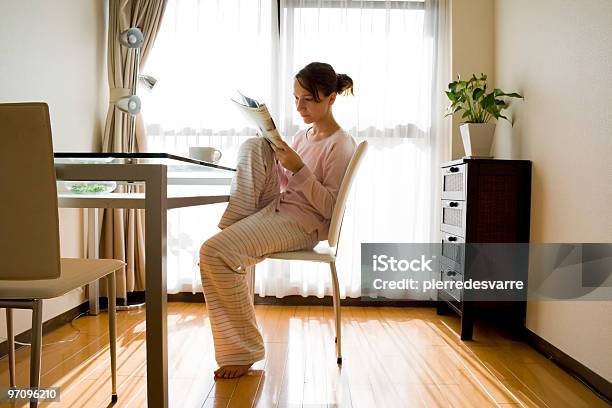 Foto de Menina Com Revista No Café Da Manhã e mais fotos de stock de Confortável - Confortável, Pessoas, Saguão