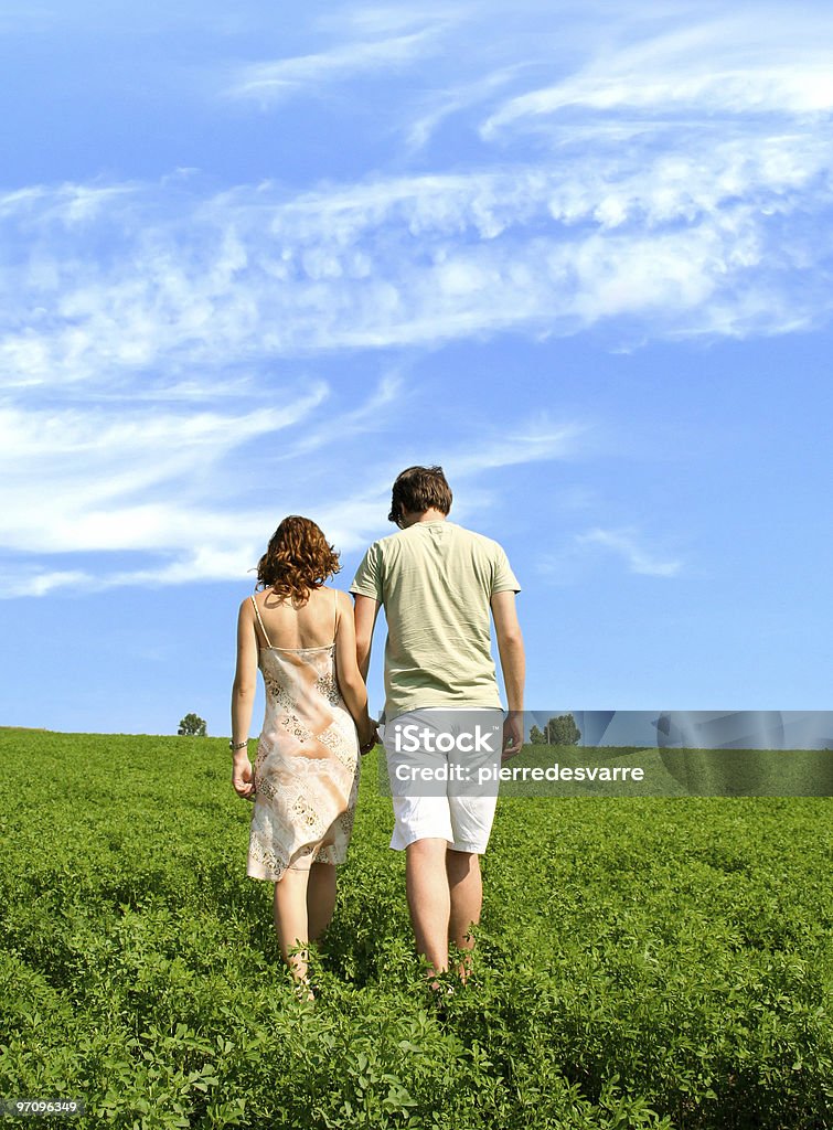 Szczęśliwa młoda para na zewnątrz na pole - Zbiór zdjęć royalty-free (Czynność)