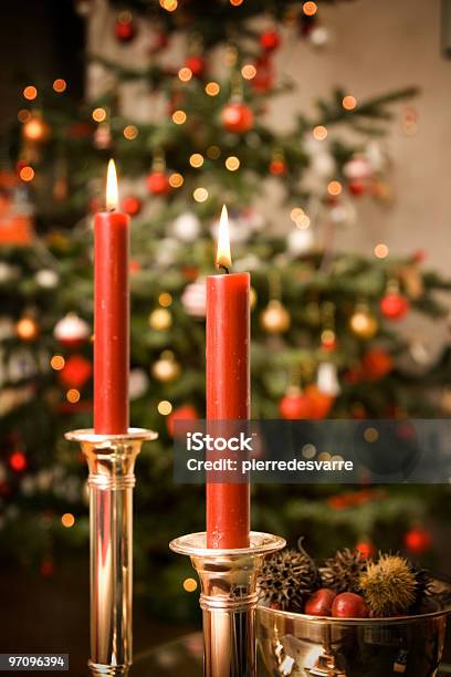 Velas Com Árvore De Natal Em Fundo - Fotografias de stock e mais imagens de Igreja - Igreja, Árvore de Natal, Natal